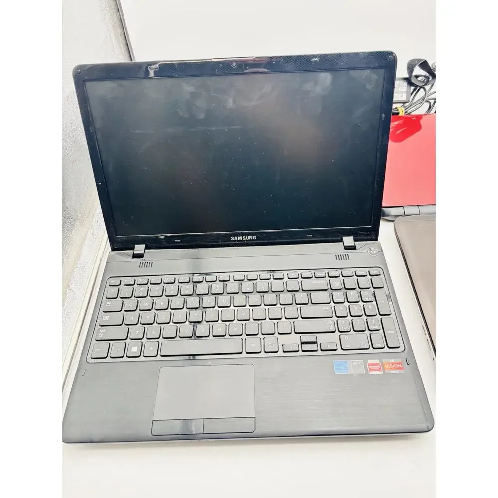 3 HP Laptop Computers With Cords. And 1 Samsung Laptop For Parts And Repair.
